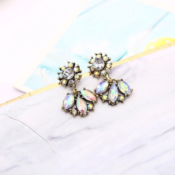 NEW!💙💎VINTAGE RHINESTONE EARRINGS!💎💙GOLD LOOK! - Picture 3 of 8